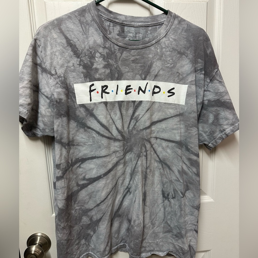 Woman’s FRIENDS gray tshirt size large
